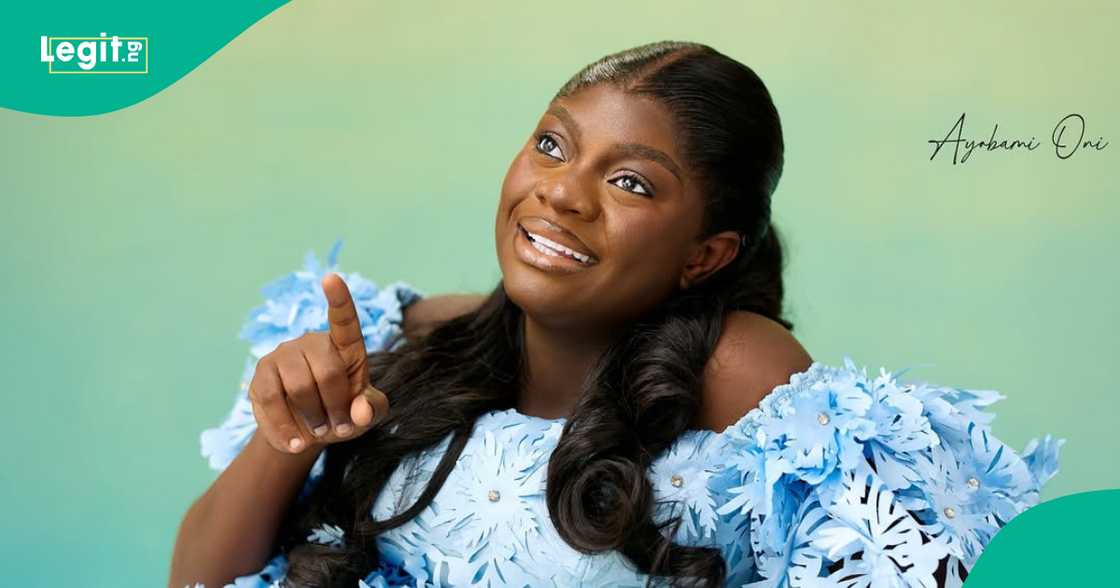 Yinka Alaseyori sings at an event in Lagos, with governor Sanwo-Olu in attendance.